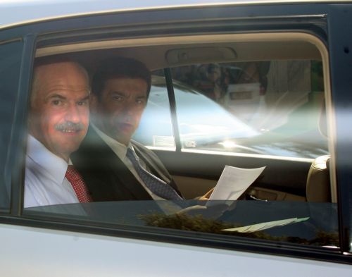 Τη στρατηγική της κυβέρνησης χαράσσει ο πρωθυπουργός από την Πάρο