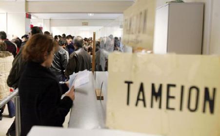 Στα 770 εκατ. ευρώ η υστέρηση στα έσοδα, λέει το υπουργείο Οικονομικών