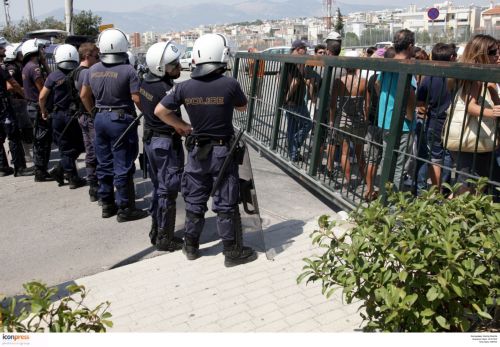 Συγκέντρωση αδιόριστων εκπαιδευτικών έξω από το υπουργείο Παιδείας