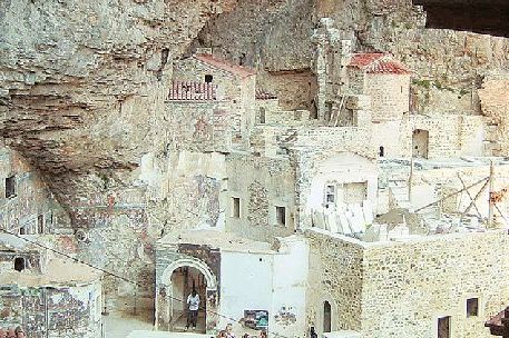 Κατά χιλιάδες φτάνουν οι προσκυνητές στην Παναγία Σουμελά στην Τουρκία