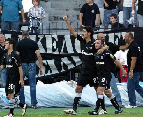 Διαμαρτυρίες οπαδών στην Τούμπα και πέτρα στο αυτοκίνητο του Σαλπιγγίδη