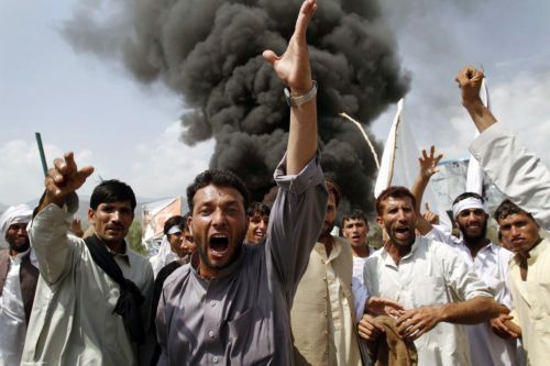 Στους δρόμους για το Κοράνι οι Αφγανοί ξεχειλίζοντας από οργή