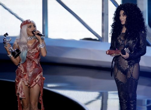 Σχόλια προκάλεσε το φόρεμα της Lady Gaga στα βραβεία MTV που παρέπεμπε σε κρεοπωλείο