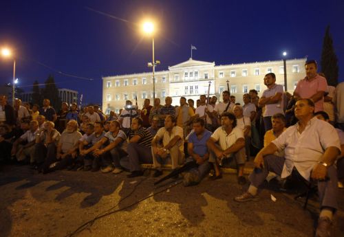 Καθιστική διαμαρτυρία έξω από τη Βουλή πραγματοποιούν οι μεταφορείς