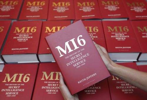 Ιστορίες βρετανικής κατασκοπείας ξεσκεπάζει βιβλίο με τα επίσημα αρχεία της MI6