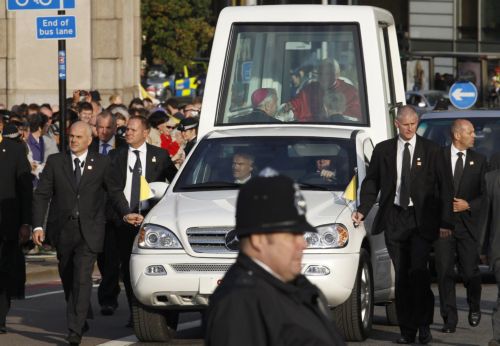 Ελεύθεροι οι έξι που συνελήφθησαν για τα σχέδια δολοφονίας του Πάπα