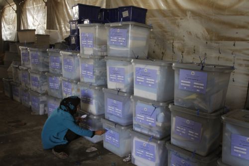 Χιλιάδες οι καταγγελίες για παρατυπίες στις εκλογές του Αφγανιστάν