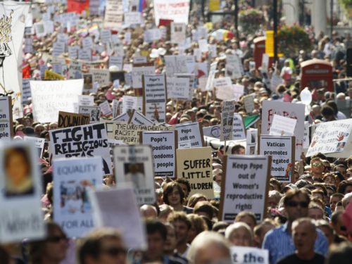 Ογκώδης διαδήλωση κατά του Πάπα Βενέδικτου ΙΣτ' στο Λονδίνο