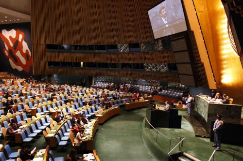 «Στο κατώφλι του θανάτου ο καπιταλισμός» λέει ο Αχμαντινετζάντ από το βήμα του ΟΗΕ