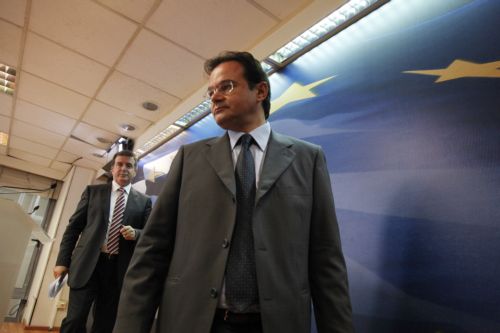 Ηλεκτρονική κάρτα συναλλαγών προωθεί το υπουργείο Οικονομικών