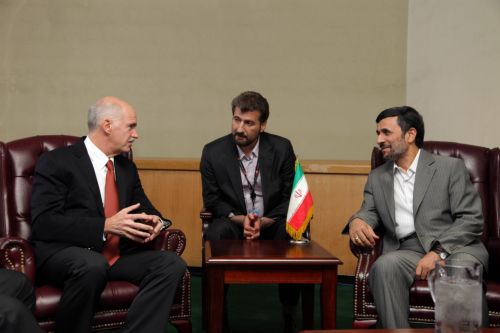 Για το Μεσανατολικό και το πυρηνικό πρόγραμμα του Ιράν συζήτησαν Παπανδρέου-Αχμαντινετζάντ