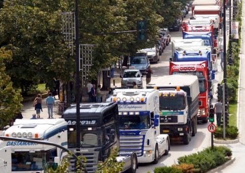 Παραμένουν στις εθνικές οδούς οι ιδιοκτήτες φορτηγών και βυτιοφόρων