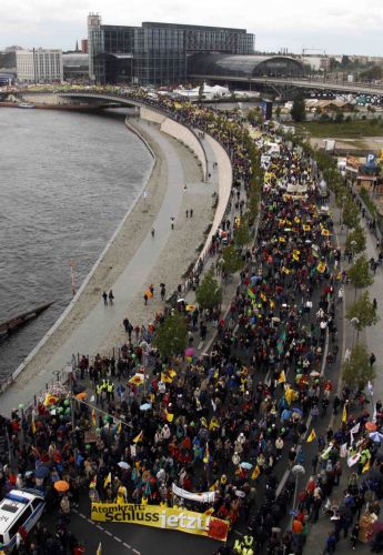 Διαδήλωση χιλιάδων στους δρόμους του Βερολίνου κατά της πυρηνικής ενέργειας