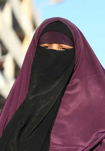 Με συντριπτική πλειοψηφία ενέκρινε η Γερουσία της Γαλλίας το νόμο για τη μπούρκα