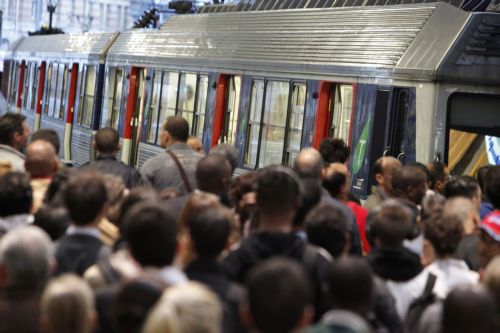 Σε απεργιακό κλοιό η Γαλλία αντιδρώντας στα σχέδια Σαρκοζί για το συνταξιοδοτικό