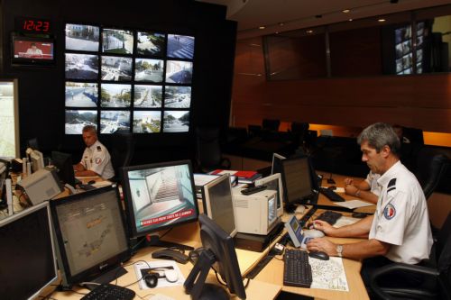 Λήξη συναγερμού για το σενάριο της γυναίκας-καμικάζι που απειλεί το Παρίσι