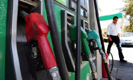 «Καλπάζει» προς το 1,90 ευρώ το λίτρο η τιμή της αμόλυβδης βενζίνης