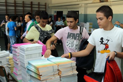 Η πολιτειακή και πολιτική ηγεσία κοντά στους μαθητές για το πρώτο κουδούνι της χρονιάς
