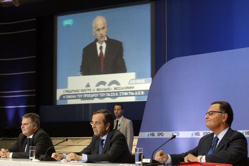 Εγκλωβισμένος στο παρελθόν ο κ. Σαμαράς, σχολιάζει η κυβέρνηση