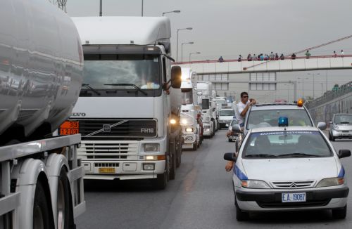 Πορεία στη Βουλή οργανώνουν την Τρίτη οι μεταφορείς, αμετακίνητη η κυβέρνηση