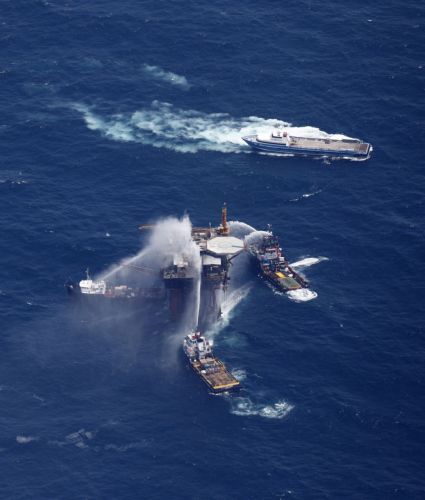 Έκρηξη κατέστρεψε εξέδρα στον Κόλπο του Μεξικού, μικρή διαρροή πετρελαίου