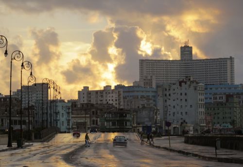 Μισό εκατομμύριο δημοσίους υπαλλήλους απολύει άμεσα η Κούβα