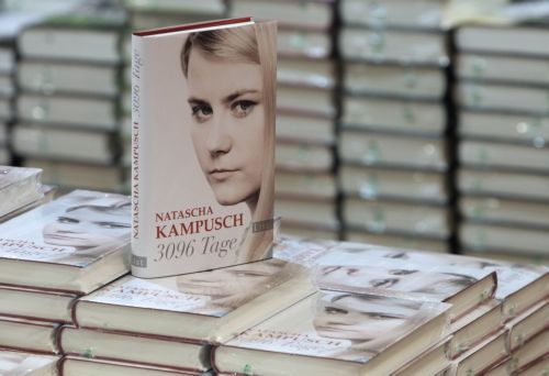 Σκοτεινές στιγμές από την οκτάχρονη ομηρεία της καταγράφει η Ν.Κάμπους σε βιβλίο