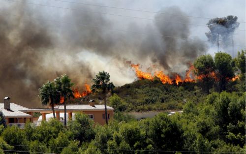 Στάχτη δεκάδες σπίτια στο Ντιτρόιτ λόγω της πτώσης πυλώνων ηλεκτρικού ρεύματος