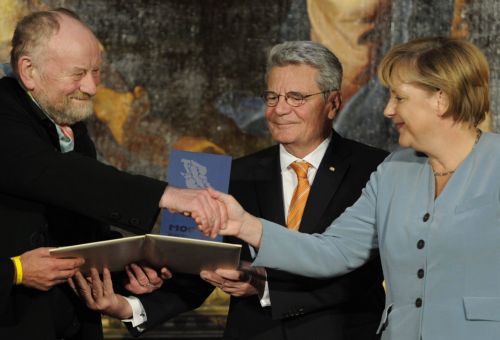 Η Ανγκελα Μέρκελ τιμά στη Γερμανία τον Δανό καρτουνίστα του Μωάμεθ