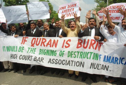 «Βράζει» ο αραβικός κόσμος με αφορμή τα σχέδια πάστορα να ρίξει στην πυρά το Κοράνι