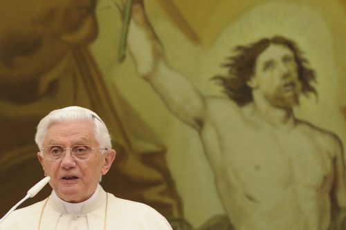 Σε βαρύ κλίμα φτάνει ο Πάπας Βενέδικτος στη Βρετανία