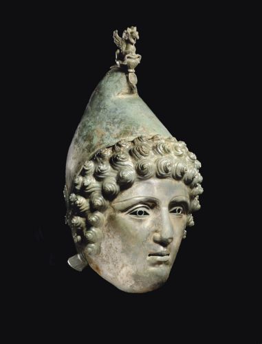 Σπάνιο ρωμαϊκό κράνος ανακαλύφθηκε στη Βρετανία με ανιχνευτή μετάλλων