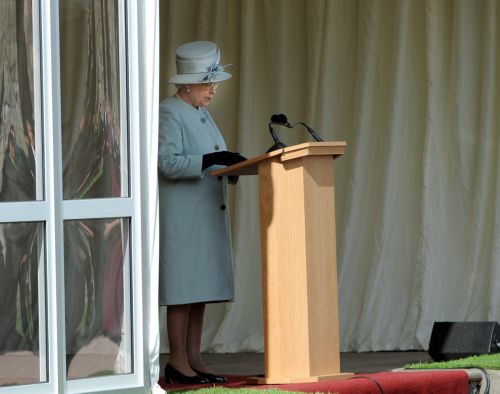 Στην κυβέρνηση ο έλεγχος των οικονομικών της βασίλισσας Ελισάβετ, αναφέρει δημοσίευμα