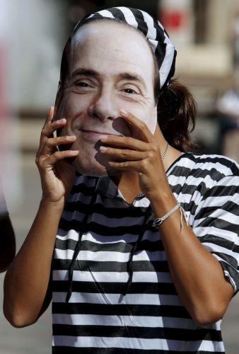 Στα χαρακώματα ξανά Μπερλουσκόνι-Φίνι με φόντο σπίτια στο Μονακό