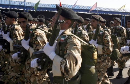 Δέκα νεκροί από έκρηξη σε στρατιωτική παρέλαση στο Ιράν