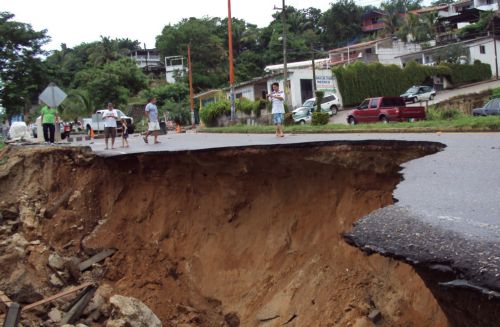 Φόβοι για εκατοντάδες νεκρούς στο Μεξικό μετά από κατολισθήσεις