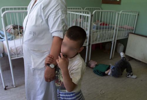 Θανάτους και κακοποιήσεις παιδιών σε ιδρύματα της Βουλγαρίας αποκαλύπτει έκθεση