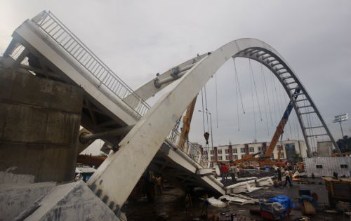 Κατάρρευση πεζογέφυρας στην Ινδία προκαλεί ανησυχία εν όψει αθλητικών αγώνων