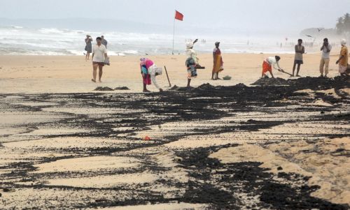 Μυστηριώδης πετρελαιοκηλίδα πλήττει τις διάσημες παραλίες της Γκόα στην Ινδία