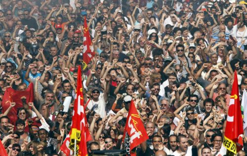 Σε απεργιακό κλοιό η Γαλλία, αντιδρώντας στη συνταξιοδοτική μεταρρύθμιση