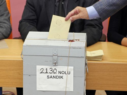 «Ναι» είπε το 58% των Τούρκων στην αλλαγή του Συντάγματος