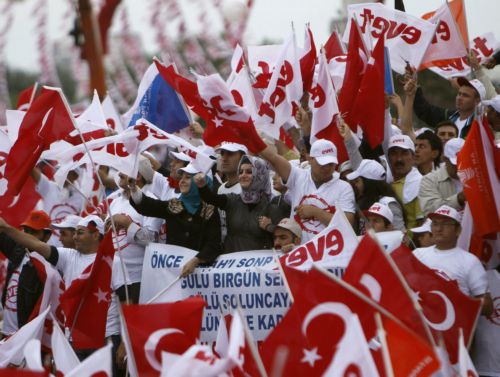 Στηρίζει η ΕΕ τις συνταγματικές αλλαγές στην Τουρκία, αλλά θα επαγρυπνεί
