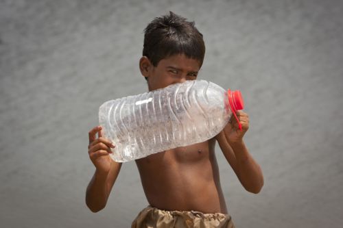 Χιλιάδες εσωτερικοί μετανάστες στο Πακιστάν καθώς δεν υποχωρούν τα νερά