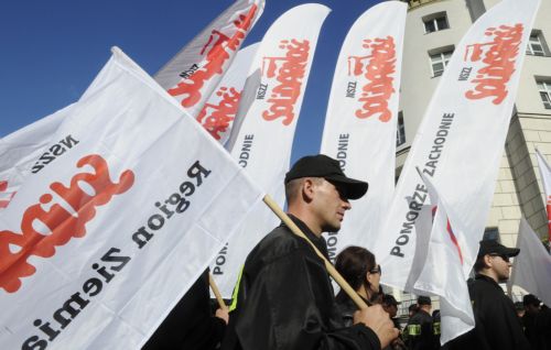 Διαδήλωση δημόσιων υπάλληλων στη Πολωνία κατά του παγώματος των μισθών