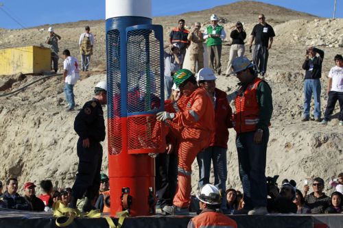 Η κάψουλα της σωτηρίας έφτασε πάνω από τους εγκλωβισμένους Χιλιανούς μεταλλωρύχους