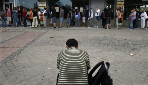 Τετραπλάσια η μείωση της απασχόλησης στην Ελλάδα σε σχέση με την υπόλοιπη ευρωζώνη