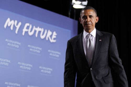 Γλιστρά, αλλά δεν πέφτει ο Μπαράκ Ομπάμα στα μάτια των Ευρωπαίων