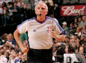 Ο 71χρονος διαιτητής Μπαβέτα θα συνεχίσει να σφυρίζει στο NBA