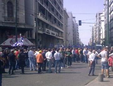 Συγκεντρωμένοι έξω από τα γραφεία της ομοσπονδίας τους οι μεταφορείς