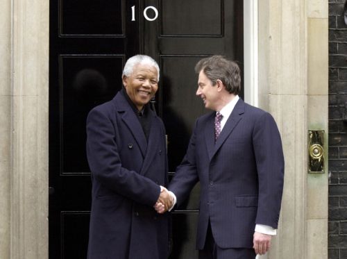 Οργισμένος με τον Τόνι Μπλερ εμφανίστηκε ο Νέλσον Μαντέλα μετά την εισβολή στο Ιράκ